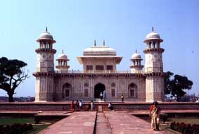 El mausoleo de Itimad-Ud-Daulah es conocido tambien como "Baby Taj"