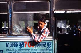 El autobus es una forma habitual de transporte en Delhi