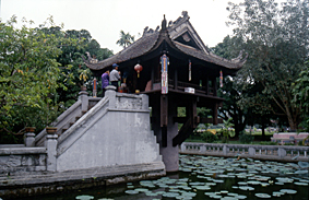 Segn una leyenda popular, la Pagoda de Un Pilar fue fundada en 1049 por el Rey Ly Thai Tong