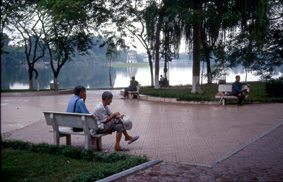 El lago Hoan Kiem constituye el centro vital de la ciudad