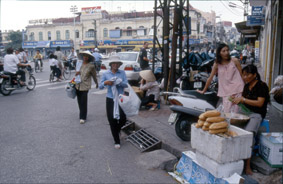 Multitud de puestos recorren el centro de Hanoi