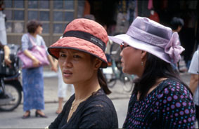 Dos hermosas jvenes vietnamitas