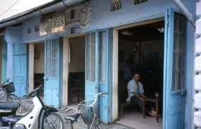 Uno de los muchos cafs que abundan en la calle Chi Lang