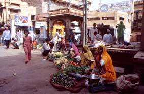 A los pies del castillo se extienden los mercados y bazares de Jaisalmer