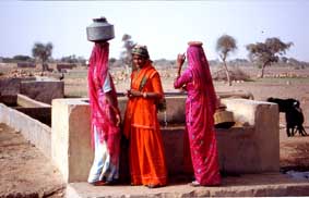 Las mujeres van a los pozos a buscar agua