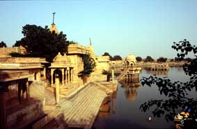 El Gadi Sagar es un pequeo pero acogedor estanque situado a las afueras de Jaisalmer