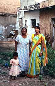 Las mujeres visten saris de vivos colores
