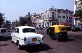 Una de las avenidas circulares que caracterizan Connaught Place
