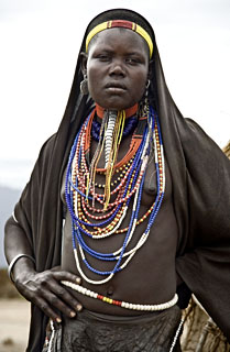 Las mujeres arbore van vestidas con una toca negra que les cubre cabeza, cuello y hombros, aunque llevan los pechos al aire, y adornan sus torsos con un gran n�mero de collares