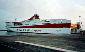 El ferry Festos Palace conecta Atenas con Creta