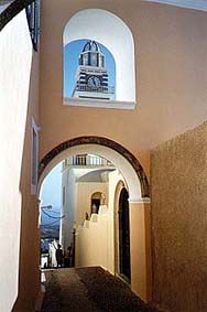 Calle de Fira; al fondo, la iglesia cat�lica de Santorini