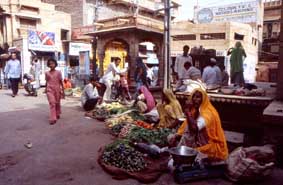 A los pies del castillo se extienden los mercados y bazares de Jaisalmer