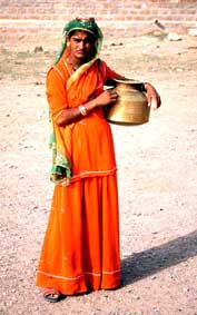 Muchacha de una de las poblaciones del desierto de Jaisailmer