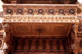 Los balcones en Jaisalmer estan decorados con hermosas figuras y filigranas