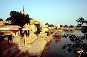 El Gadi Sagar es un peque�o pero acogedor estanque situado a las afueras de Jaisalmer