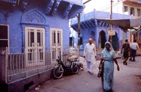 Muchos de los edificios de Jodhpur se encuentran pintados de azul