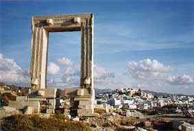 Desde la puerta del antiguo Templo de Apolo se obtiene una preciosa vista de Naxos