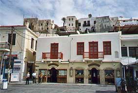 Al fondo, el viejo Kastro de Naxos