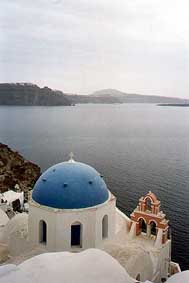 C�pula de una igleia de Oia; al fondo, Fira