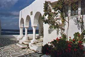 La Iglesia de Ayios Konstandinos se encuentra situada en el punto m�s alto de Paros