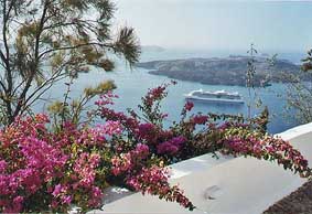 Vista del cr�ter de Santorini; al lado, uno de los muchos Cruceros que llegan diariamente
