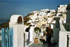 Phirostefani se halla justo a continuaci�n de Fira
