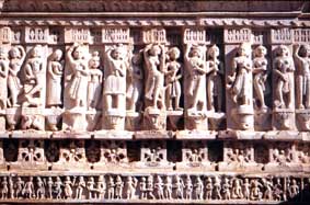 El templo de Jagdish aparece decorado por cientos de imagenes y representaciones humanas