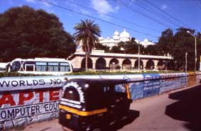 Los rickshaws forman parte por derecho propio del paisaje urbano de Udaipur