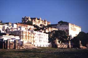 El palacio de Udaipur destaca entre el resto de edificios y havelis
