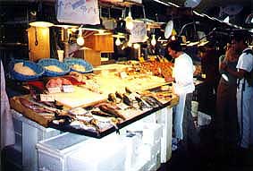 Uno de los numerosos puestos del mercado de alimentos de la calle Athinas